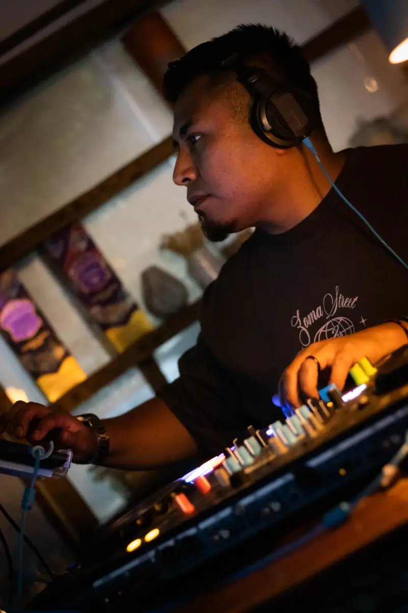 DJ mezclando música en la zona DJ de La Mandrágora