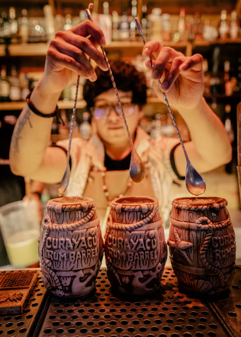 Bartender preparando cócteles en la barra de La Mandrágora
