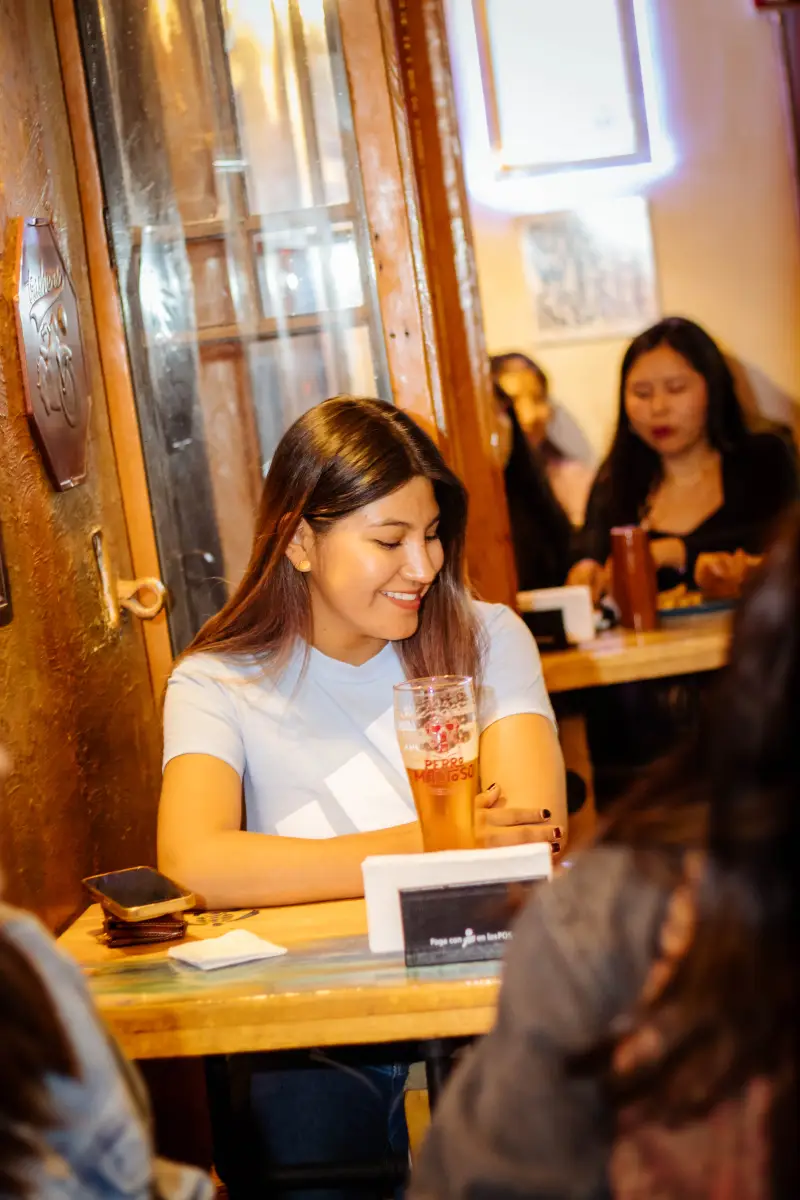 Clientes disfrutando de una cerveza en La Mandrágora