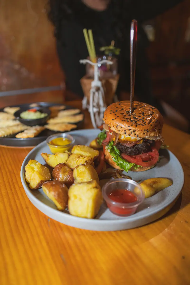 Hamburguesa con papas fritas de La Mandrágora