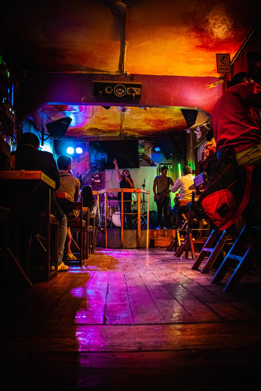 Salón de La Mandrágora con banda en vivo y público